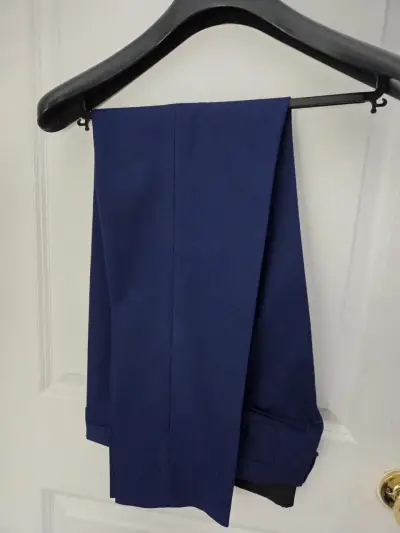 Traje azul marino elegante para hombre - miniatura 3