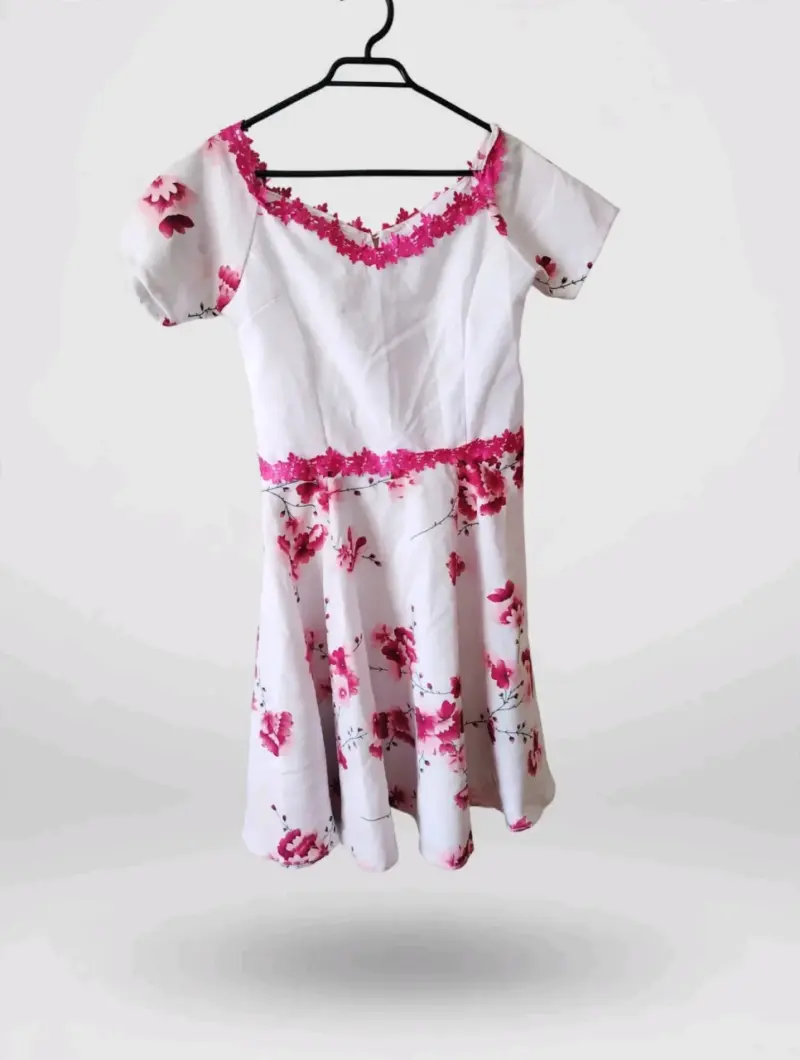 Vestido floral blanco con detalles rosados - 1