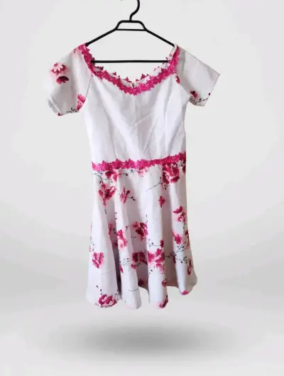 Vestido floral blanco con detalles rosados - miniatura 1