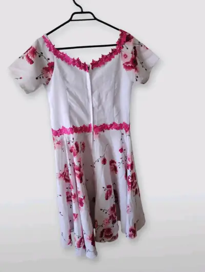 Vestido floral blanco con detalles rosados - miniatura 2