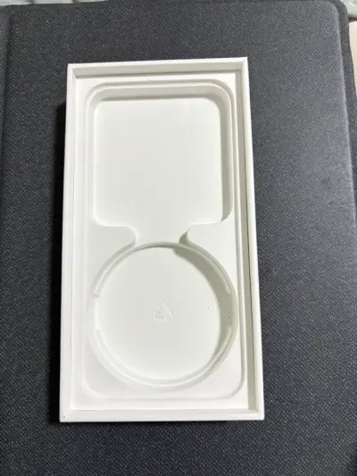 iPhone 13 en buen estado con caja original - miniatura 3