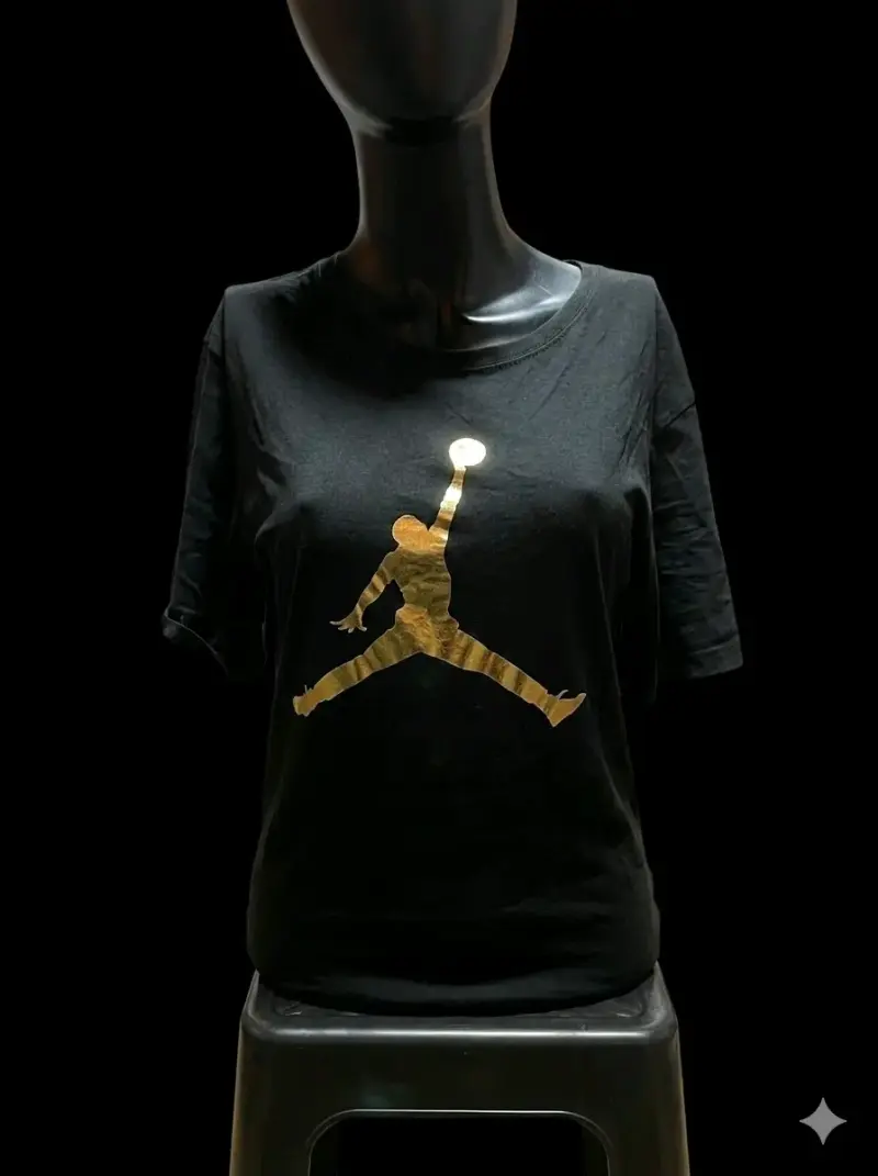Polera negra con diseño dorado de baloncesto