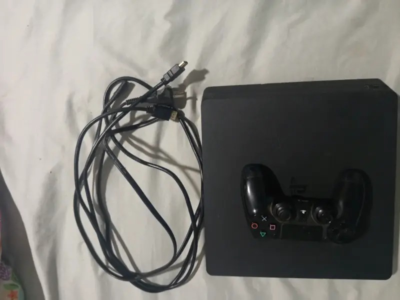 Consola PlayStation 4 con control y cables - 1