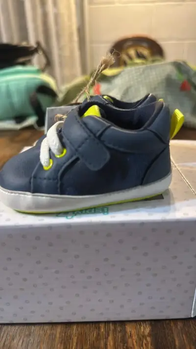 Zapatillas para bebé azul con detalles amarillos - miniatura 4