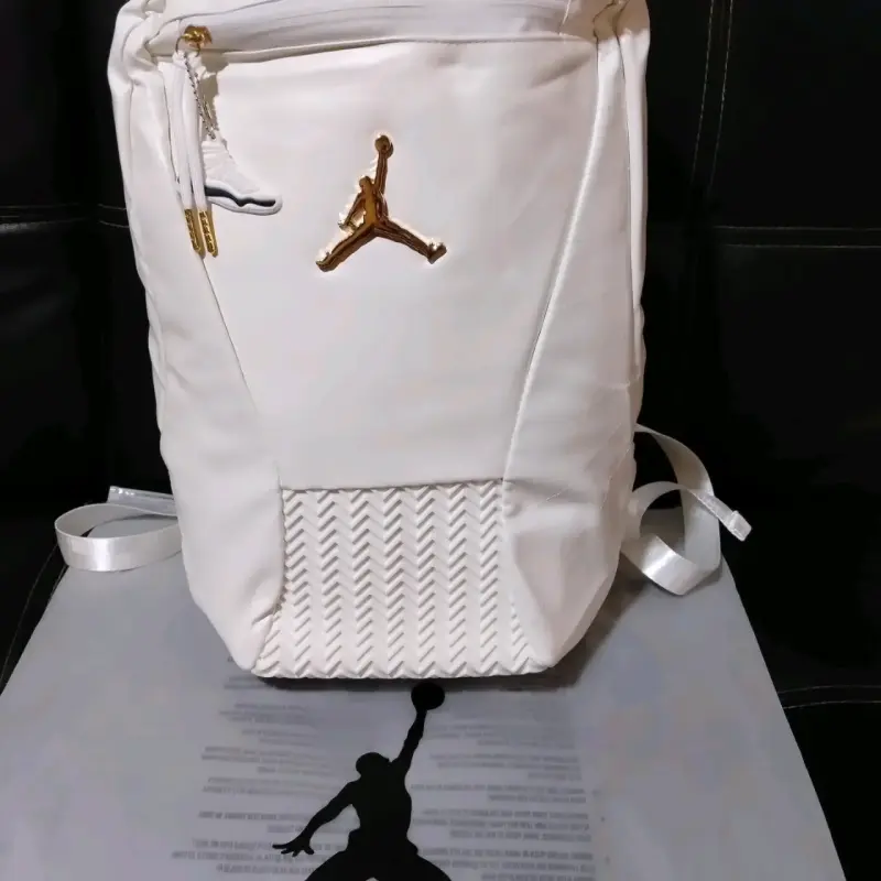 Mochila blanca Jordan con logo dorado - 1