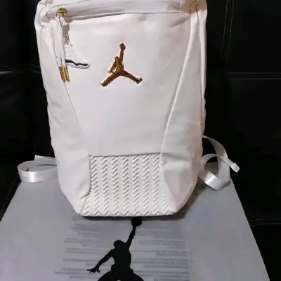Mochila blanca Jordan con logo dorado - miniatura 1