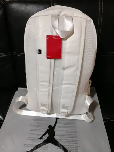 Mochila blanca Jordan con logo dorado - miniatura 2