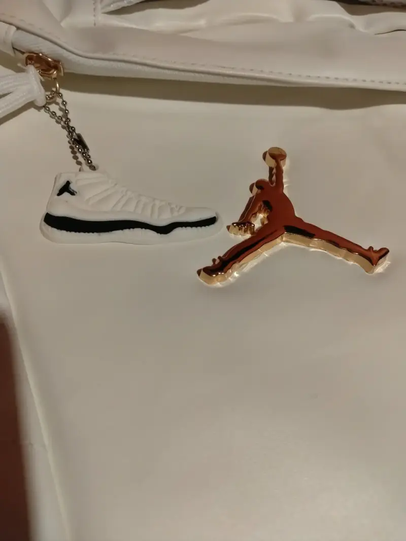 Mochila blanca Jordan con logo dorado - 3