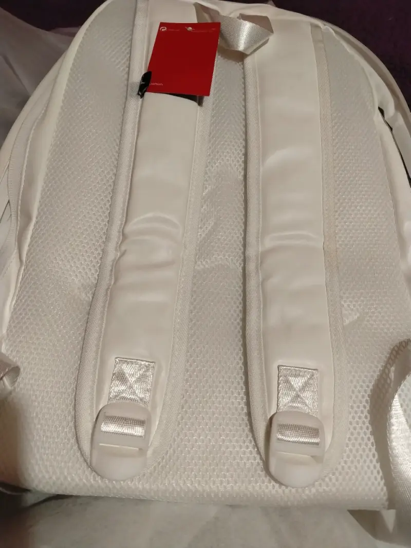 Mochila blanca Jordan con logo dorado - 4
