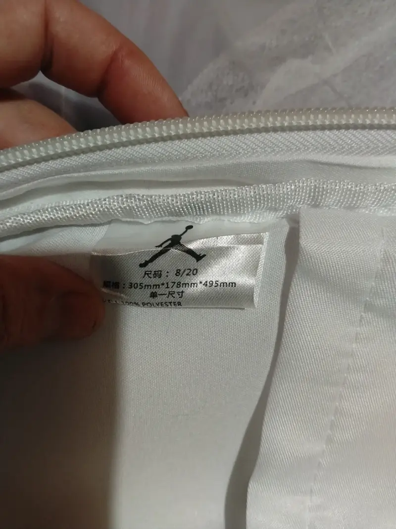 Mochila blanca Jordan con logo dorado - 5