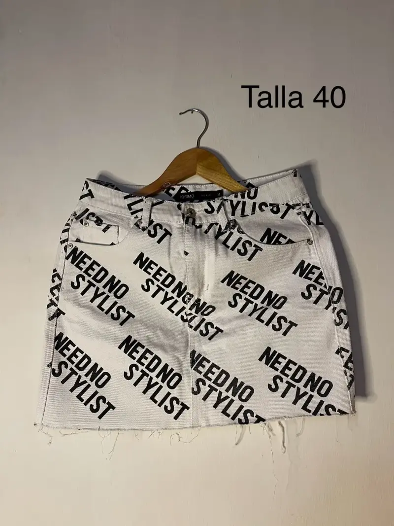 Falda de mezclilla blanca con estampado 'Need No Stylist' talla 40