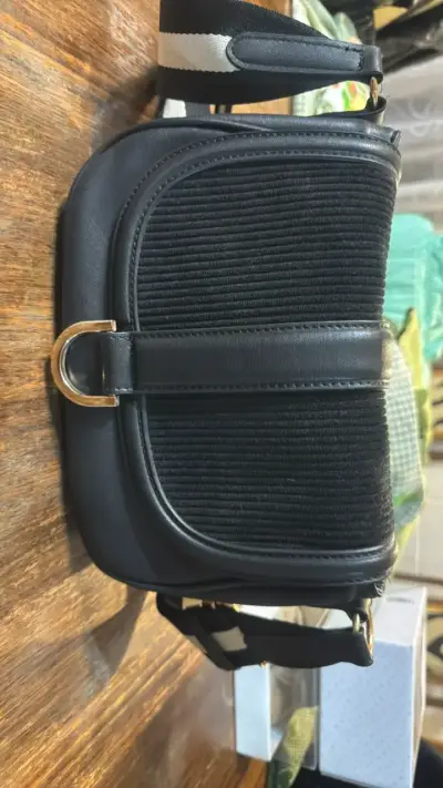 Cartera negra con correa ajustable - miniatura 1