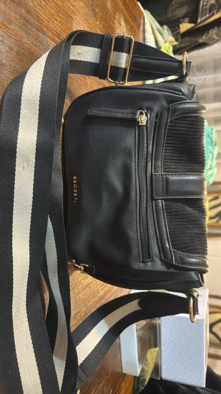 Cartera negra con correa ajustable - 2