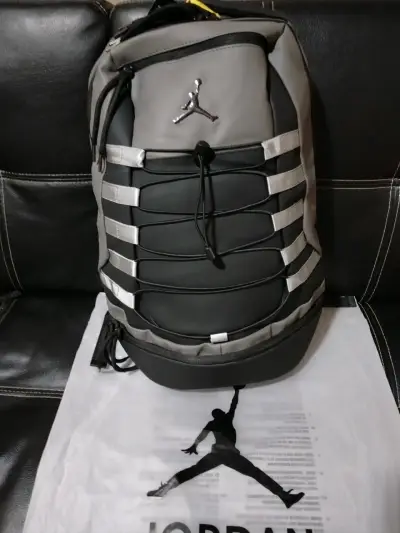 Mochila Jordan gris y negra con diseño moderno - miniatura 1