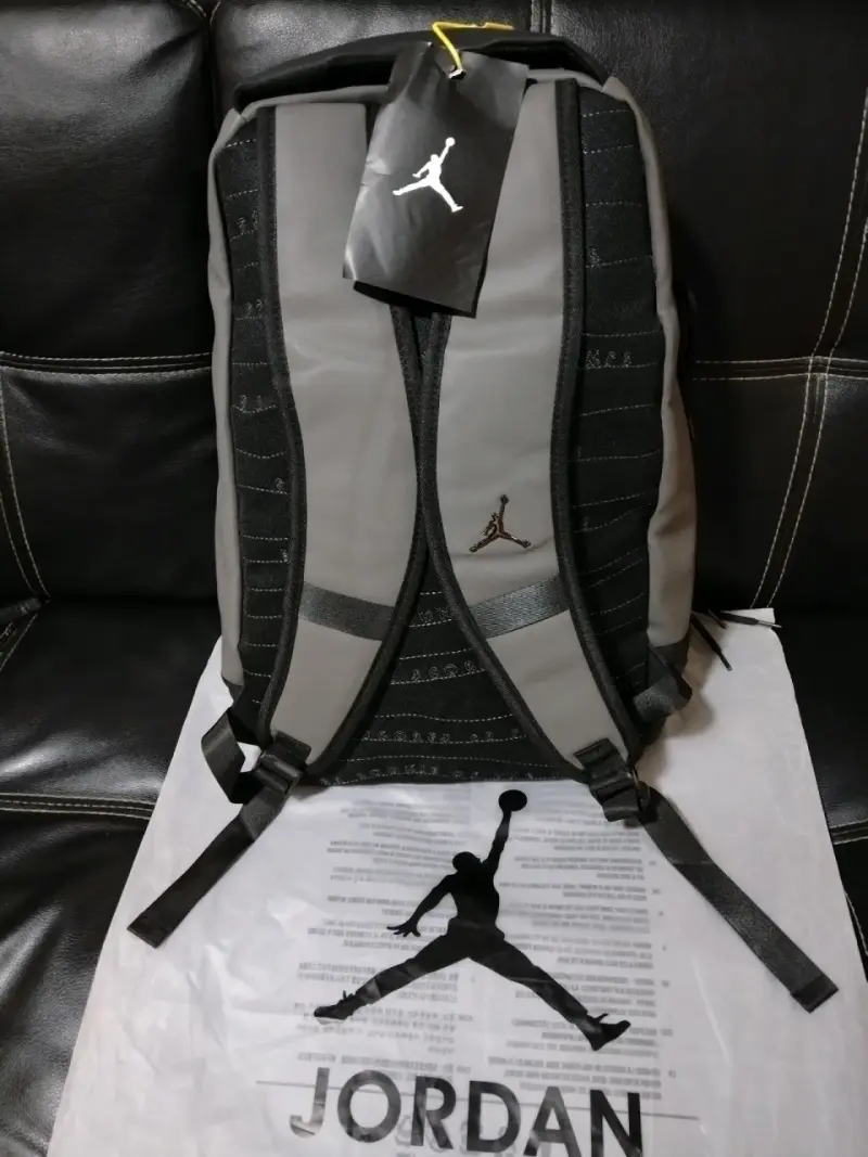 Mochila Jordan gris y negra con diseño moderno - 2