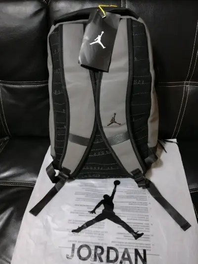 Mochila Jordan gris y negra con diseño moderno - miniatura 2
