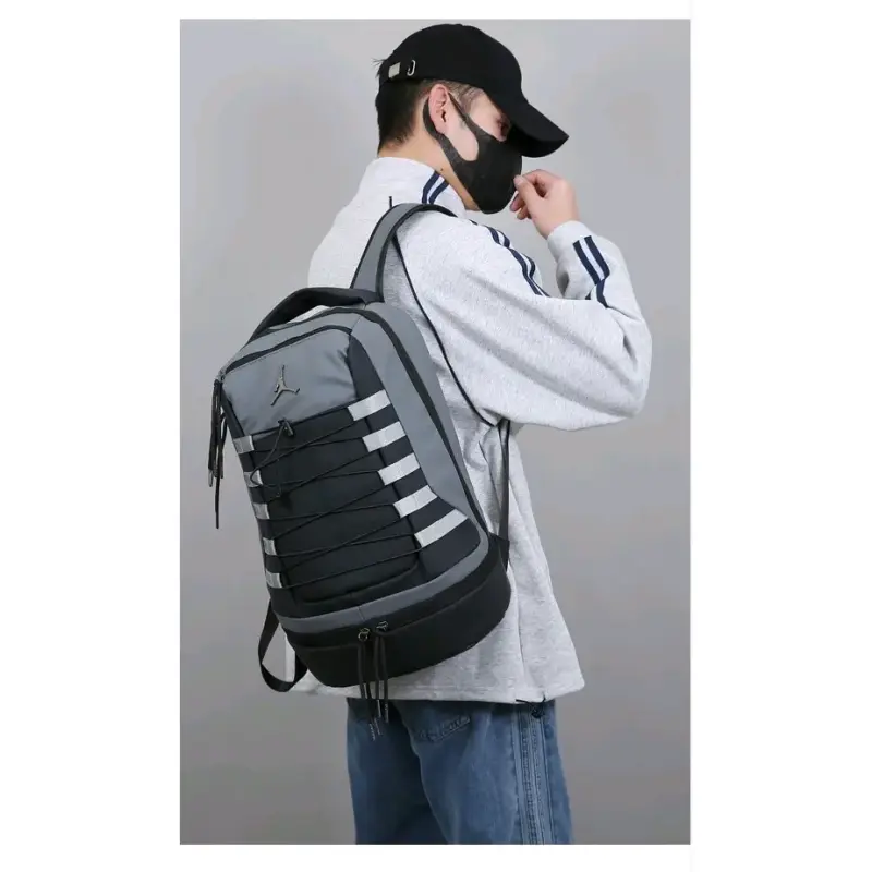 Mochila Jordan gris y negra con diseño moderno - 3