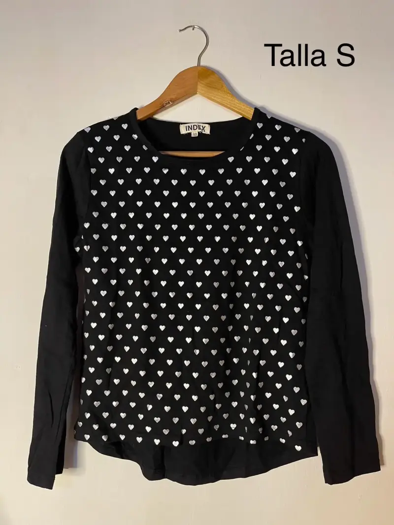Polera negra con corazones talla S