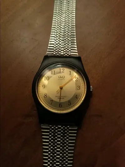 Reloj Q&Q de pulsera con correa metálica - miniatura 1