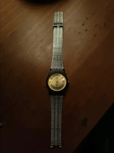 Reloj Q&Q de pulsera con correa metálica - miniatura 2
