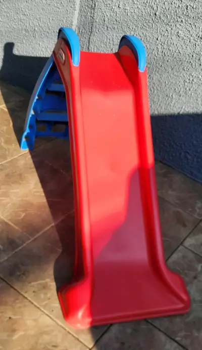 Tobogán infantil de plástico rojo y azul - miniatura 1