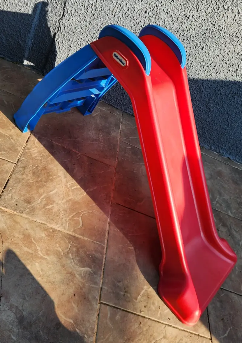 Tobogán infantil de plástico rojo y azul - 2