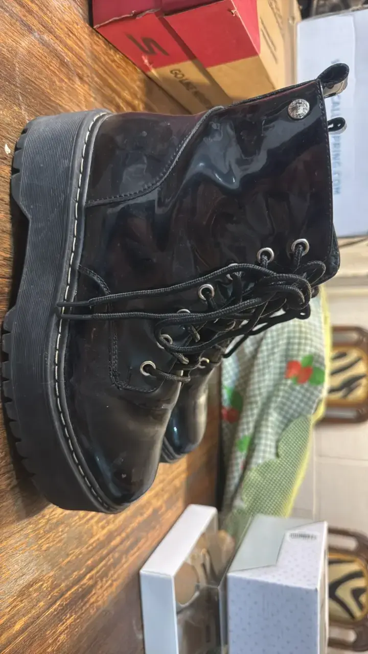 Botas negras de charol con plataforma - 2