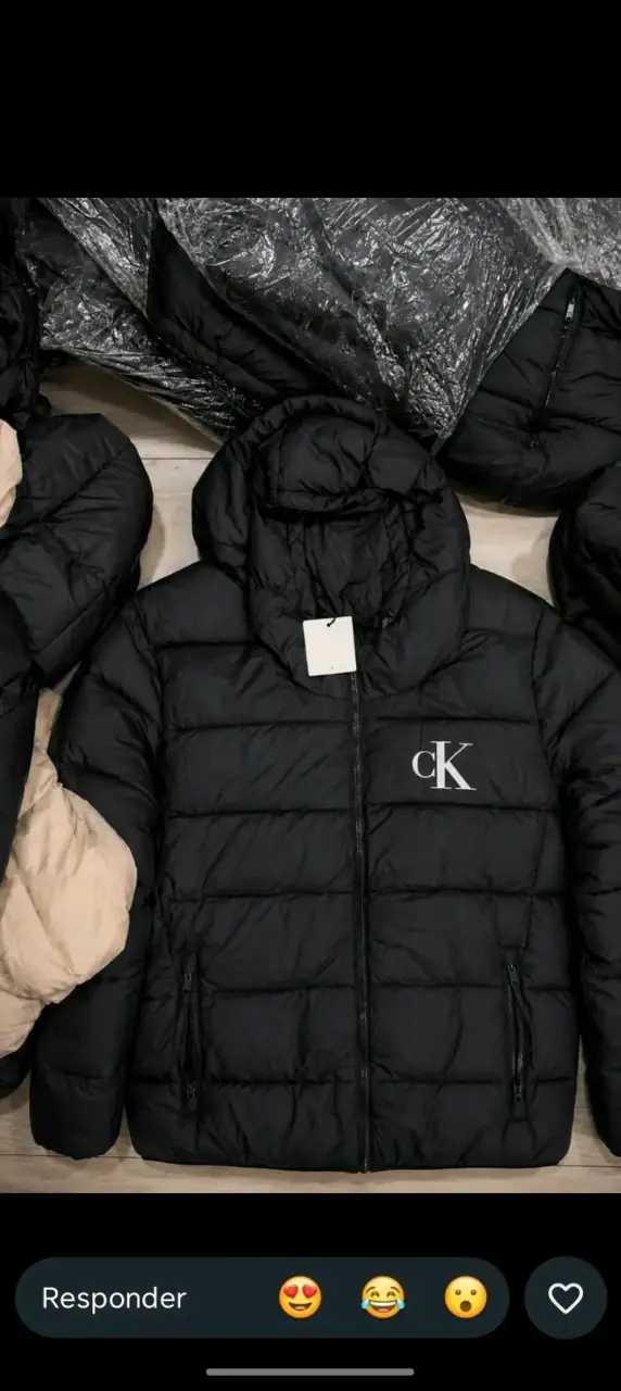 Chaqueta acolchada negra Calvin Klein con capucha - 1