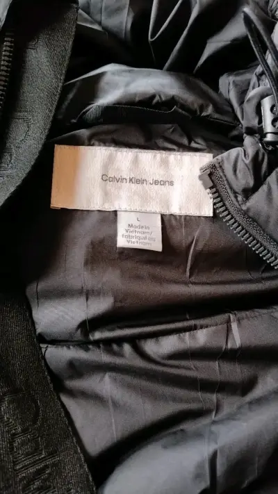 Chaqueta acolchada negra Calvin Klein con capucha - miniatura 4