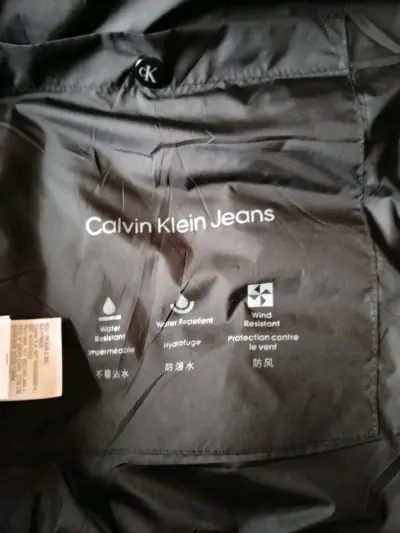 Chaqueta acolchada negra Calvin Klein con capucha - miniatura 5