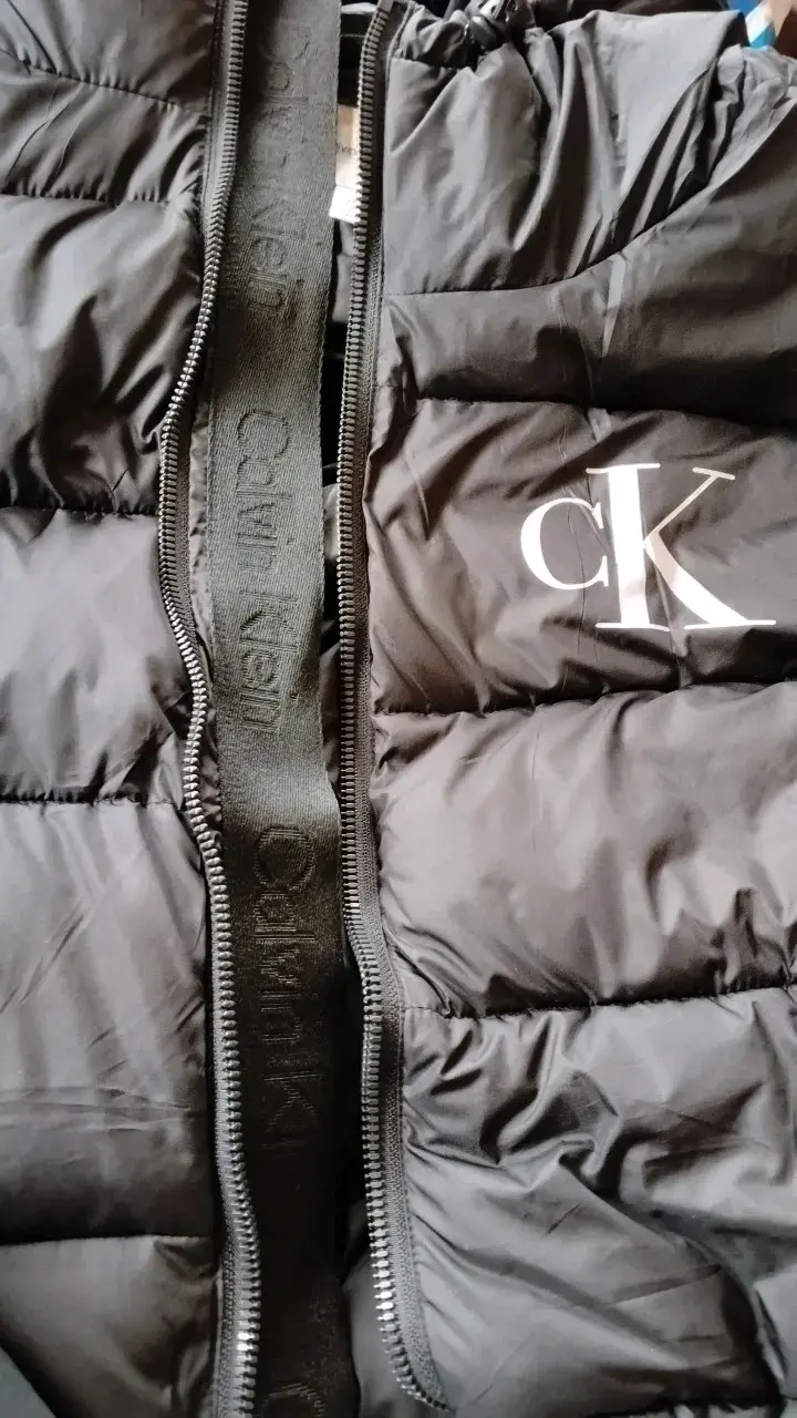 Chaqueta acolchada negra Calvin Klein con capucha - 6