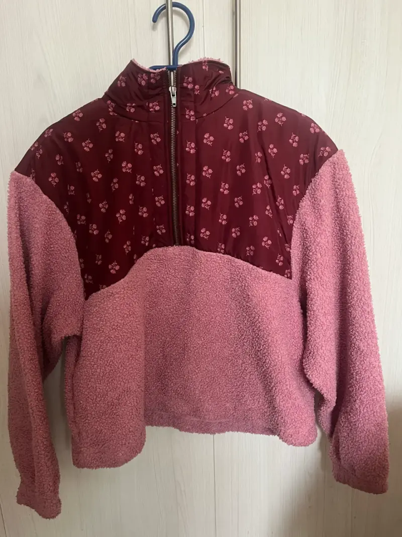 Chaqueta polar rosada con diseño floral - 1
