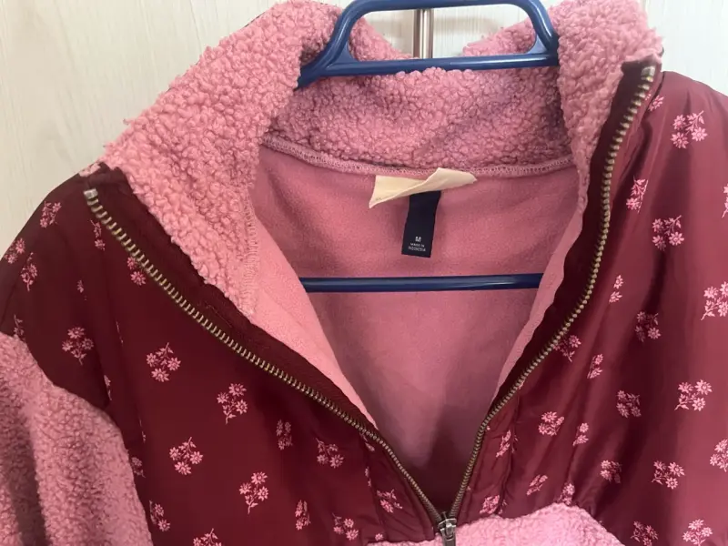 Chaqueta polar rosada con diseño floral - 2