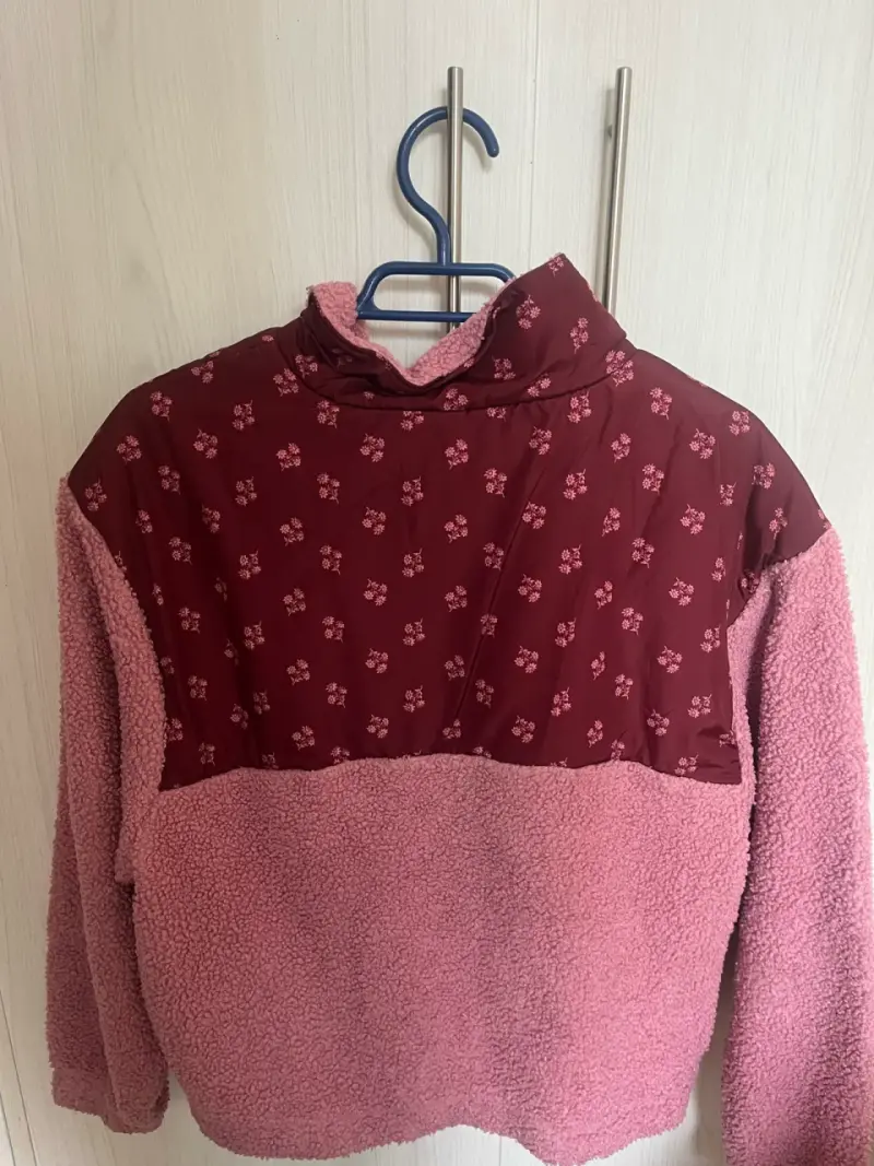Chaqueta polar rosada con diseño floral - 3