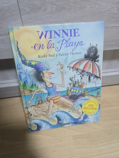 'Winnie en la Playa' de Korky Paul y - miniatura 1