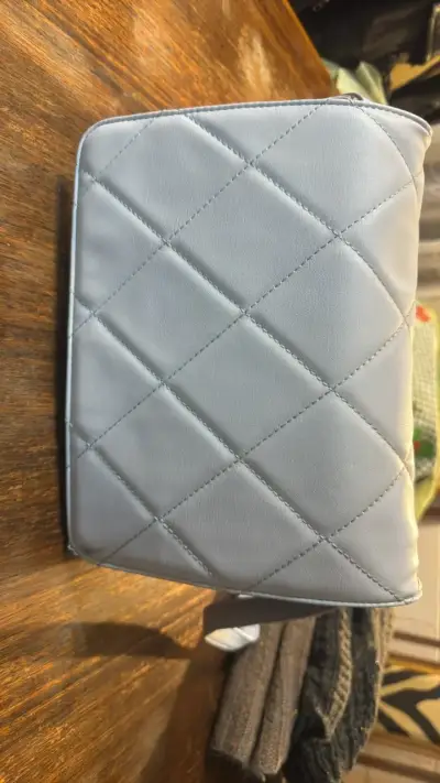 Cartera cruzada acolchada celeste - miniatura 1