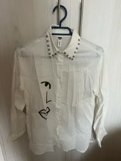 Blusa blanca con diseño artístico y tachas - miniatura 1