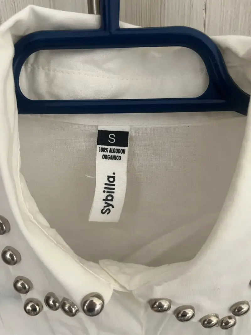 Blusa blanca con diseño artístico y tachas - 2
