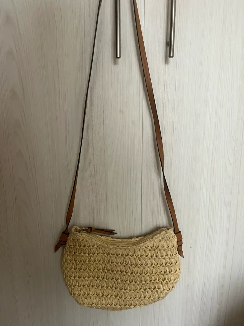 Cartera de paja tejida con correa ajustable