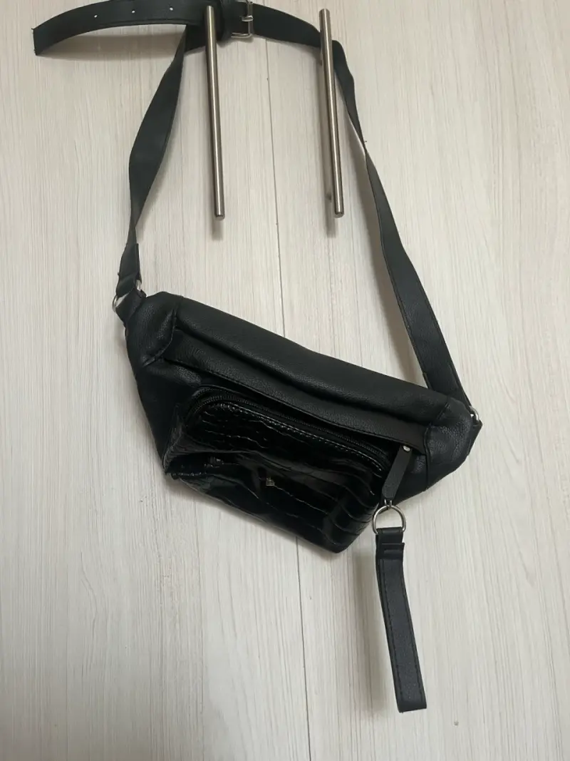 Riñonera negra de cuero sintético