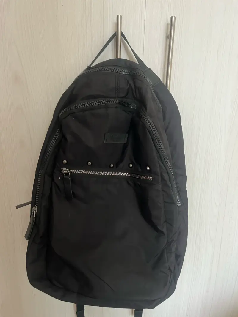 Mochila negra con detalles metálicos