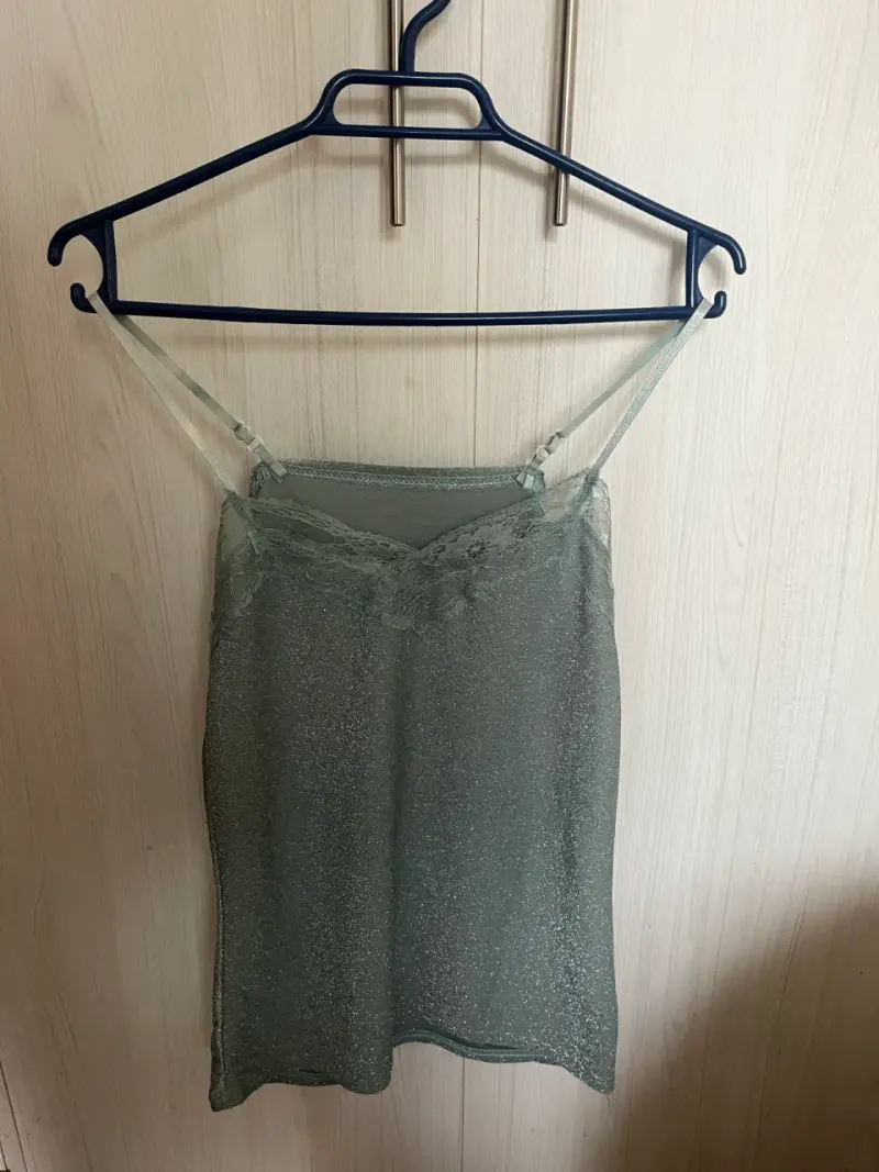 Top de tirantes verde con encaje