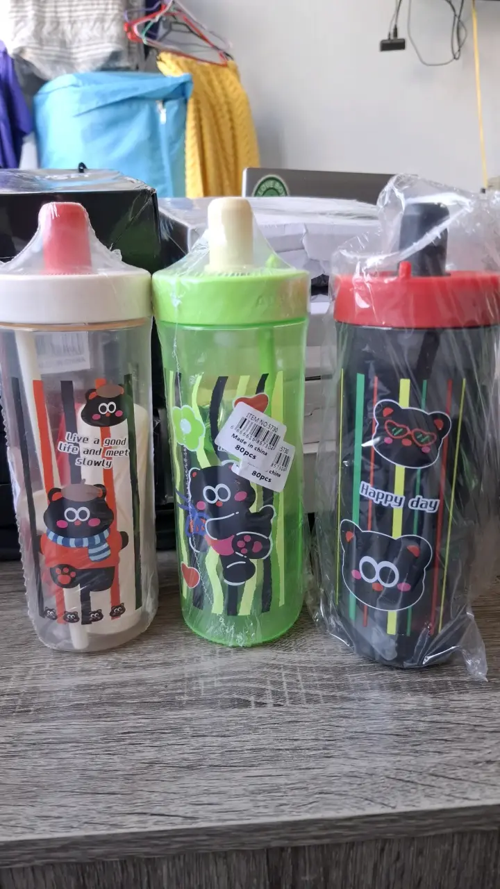Vasos infantiles con tapa de colores y diseño de osito