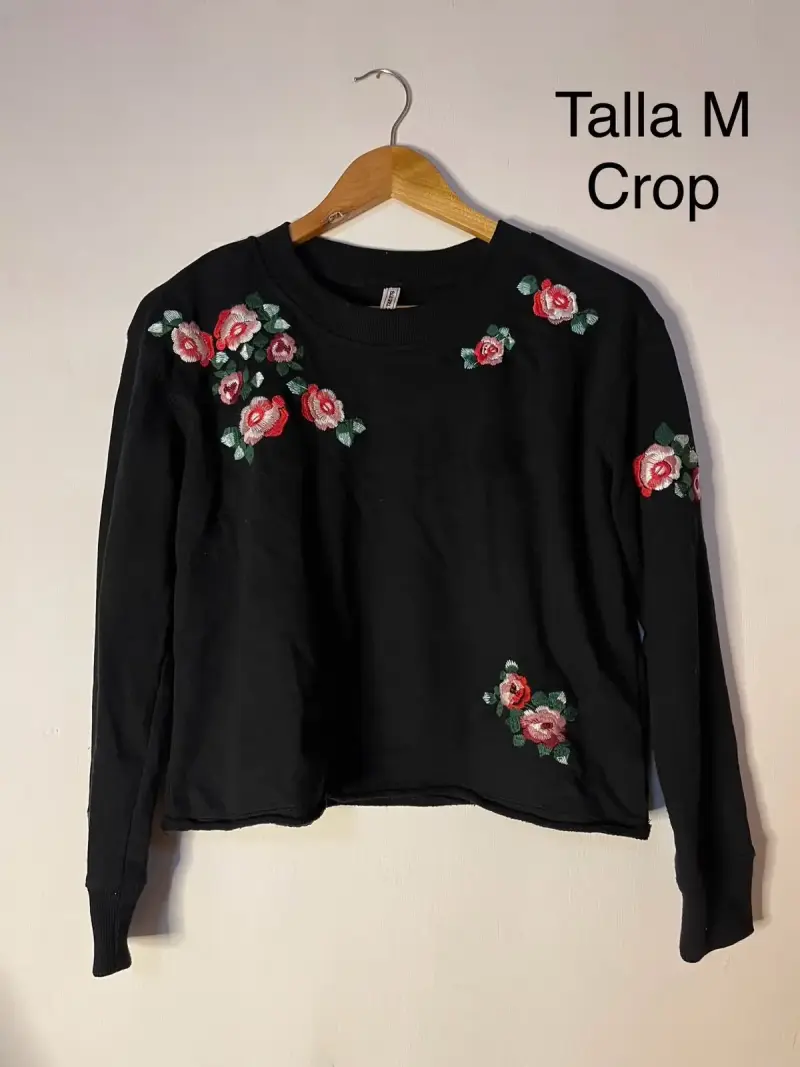 Polerón negro bordado floral talla M