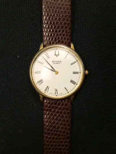 Reloj Bulova de cuarzo con correa de cuero - miniatura 2