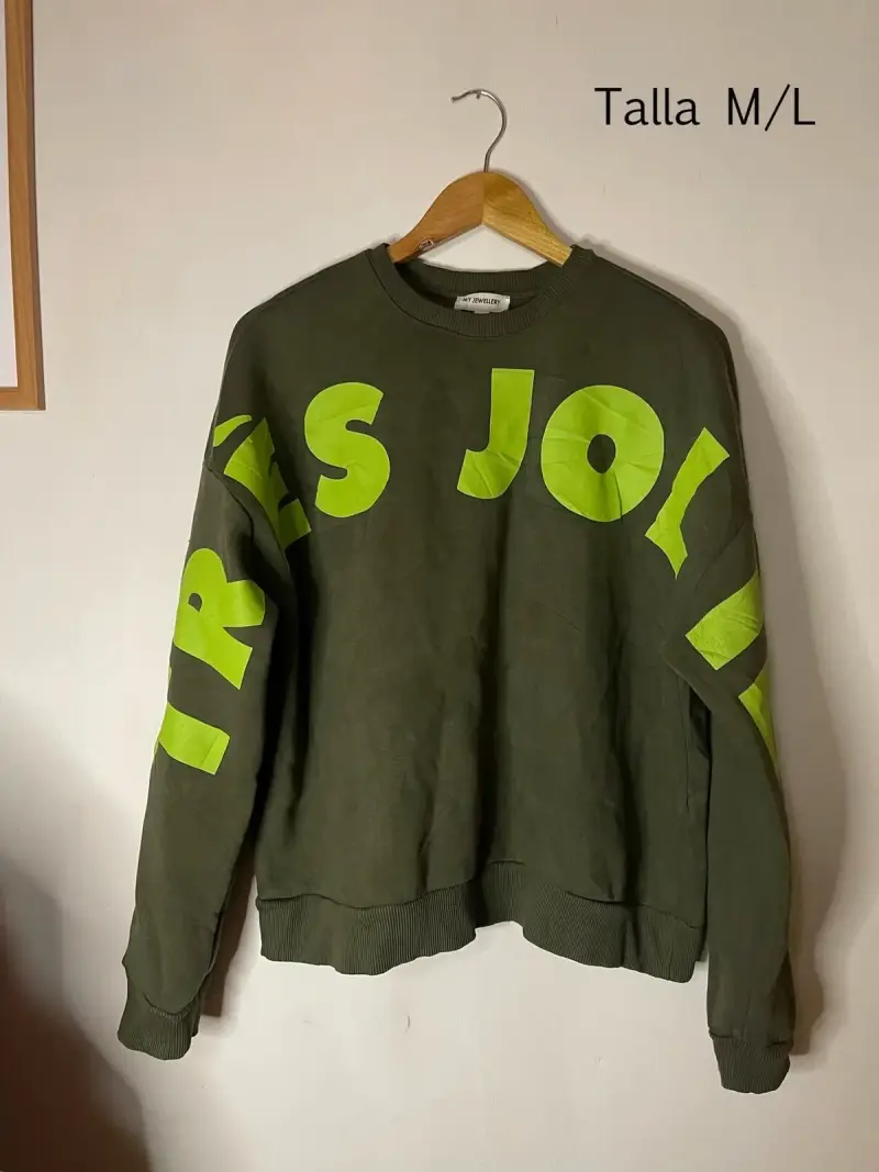 Polerón verde con letras Talla M/L