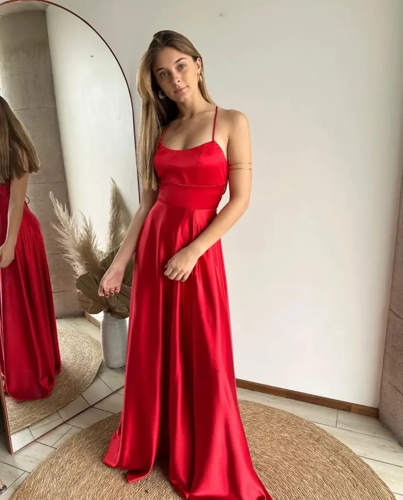 Vestido largo rojo de fiesta con tirantes