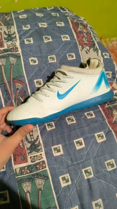 Zapatillas deportivas Nike Mercurial blancas y azules - miniatura 1