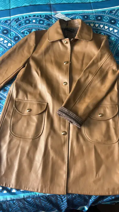 Abrigo de cuero sintético color camel para mujer - miniatura 1