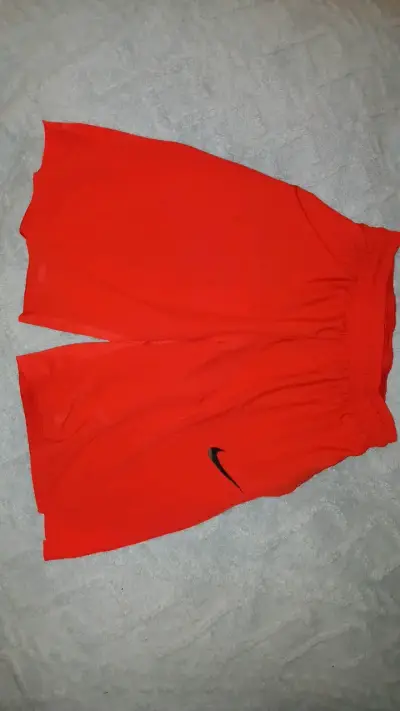 Shorts deportivos rojos Nike para hombre - miniatura 1